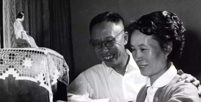 脸色|溥仪晚年带妻子故地重游,见一老头走来,溥仪脸色大变,妻子愣住