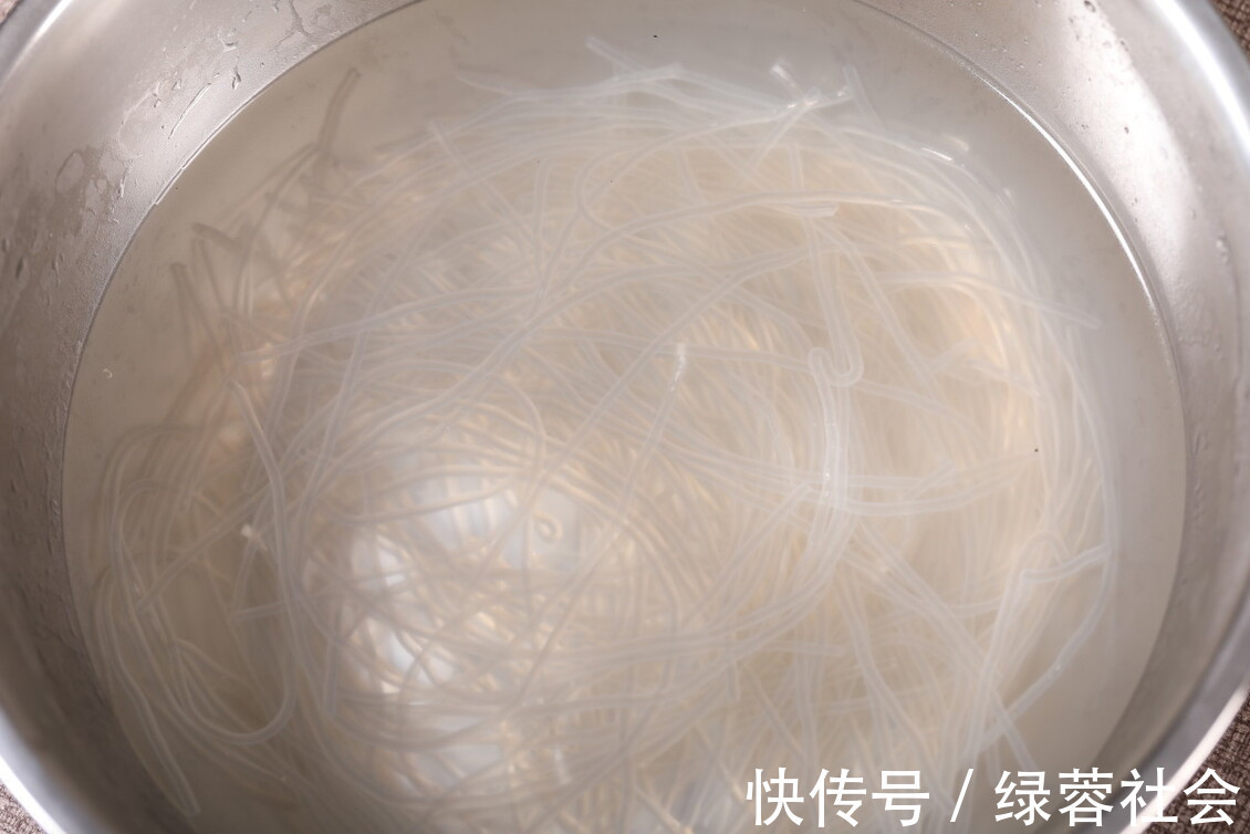 小米辣|炒粉丝,焯水后切忌直接下锅,少做了1步,难怪粉丝结团又粘锅
