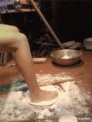 |搞笑GIF趣图:最近手头紧,看什么都像百元大钞!