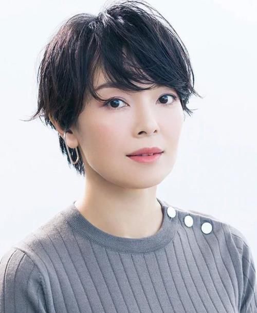 减龄|中老年女人烫发别选“小卷”,学日本妈妈,烫这些“大卷”更减龄