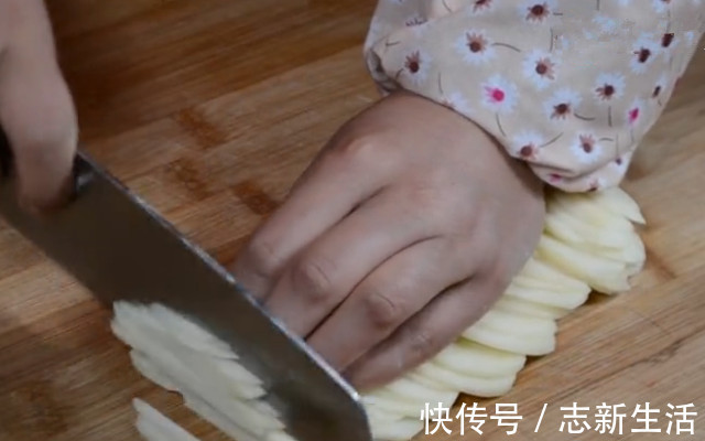 土豆换种新做法,不炒不炸不煮,全程不加一滴水,吃着比肉还香!