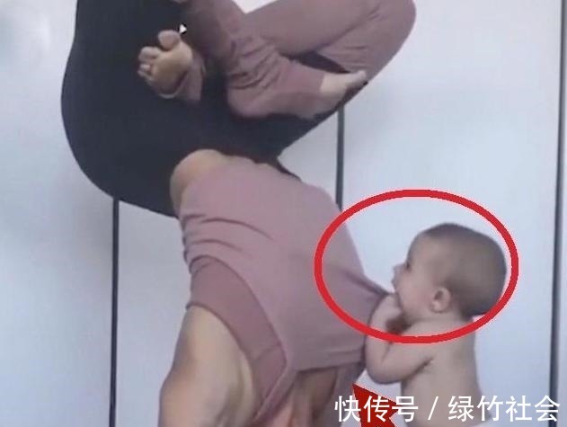 瑜伽|妈妈倒立练瑜伽,1岁宝宝笑着跑过来,做出的行为让人哭笑不得!