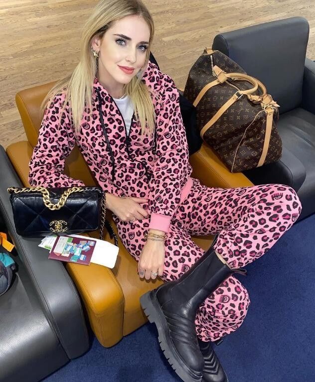 偏爱糖果色混搭硬朗配饰的意大利博主 简洁亲切总能找到亮点