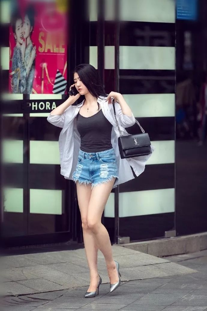 街拍:小姐姐内搭一件白色的背心,显得清爽又气质,十分的有魅力