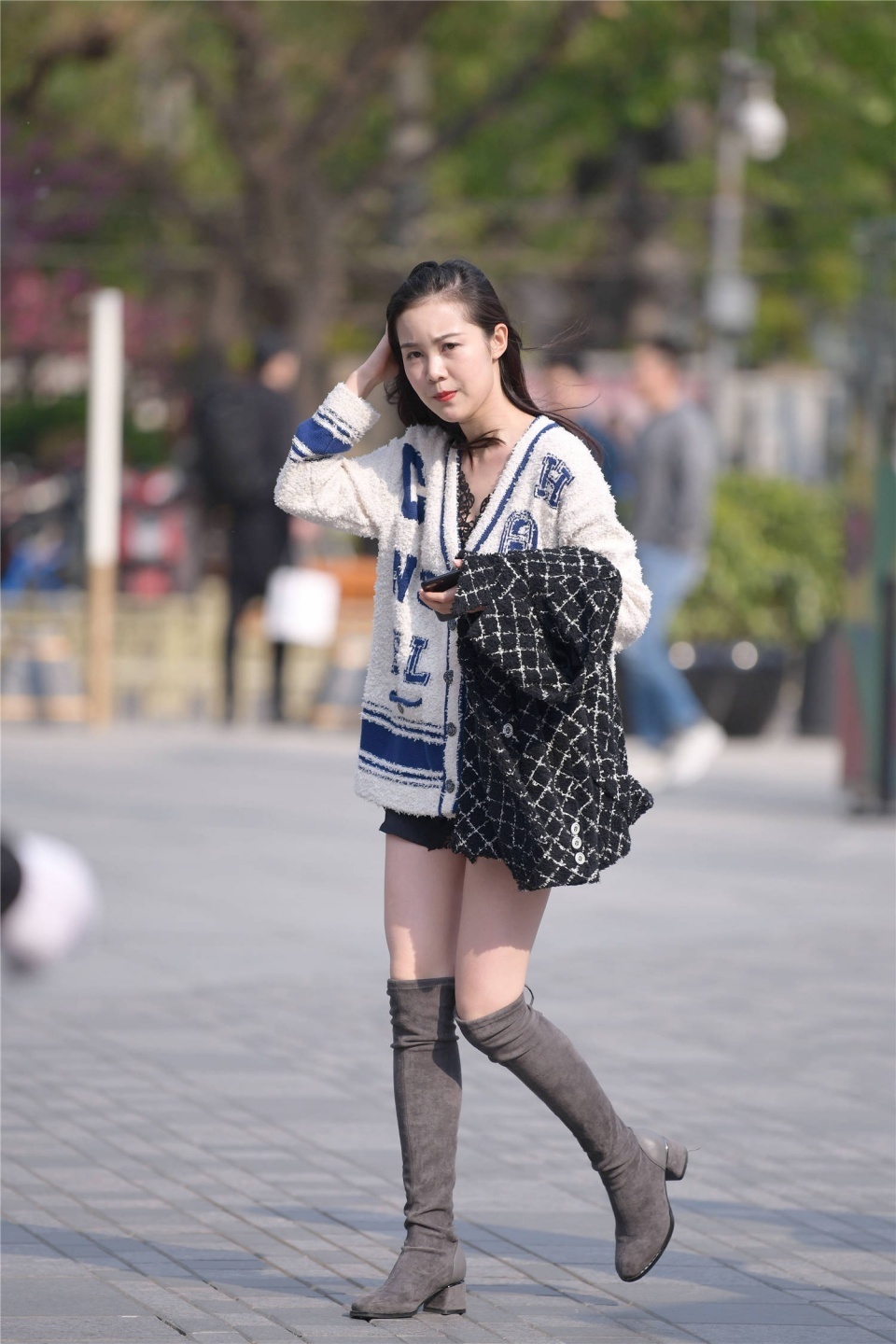 匀称|深灰色的过膝长靴,身材匀称的姑娘穿搭显瘦,绽放时尚魅力