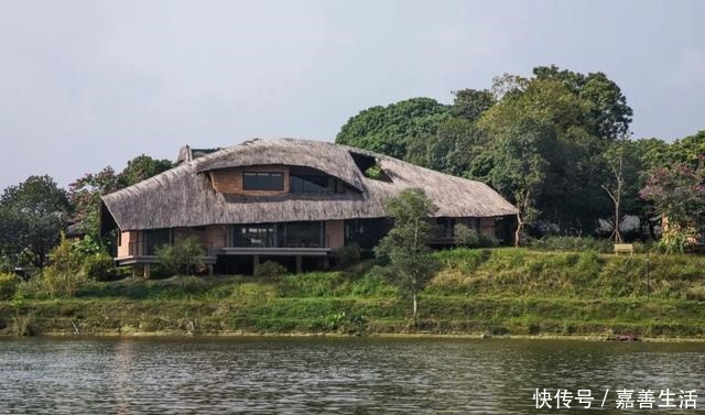 中薪|越南河内湖边民宅,土砖茅草打造的别墅!