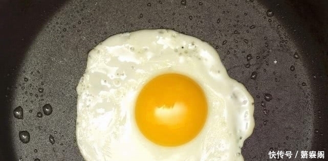 煎荷包蛋时,不要只加油,多加一样东西,鸡蛋不粘锅,吃起来更嫩