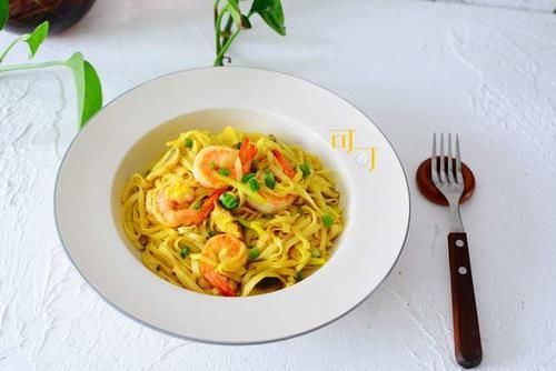 香味|天冷下雪了,让我给你炒一盘香味浓郁的大虾咖喱面吃吧