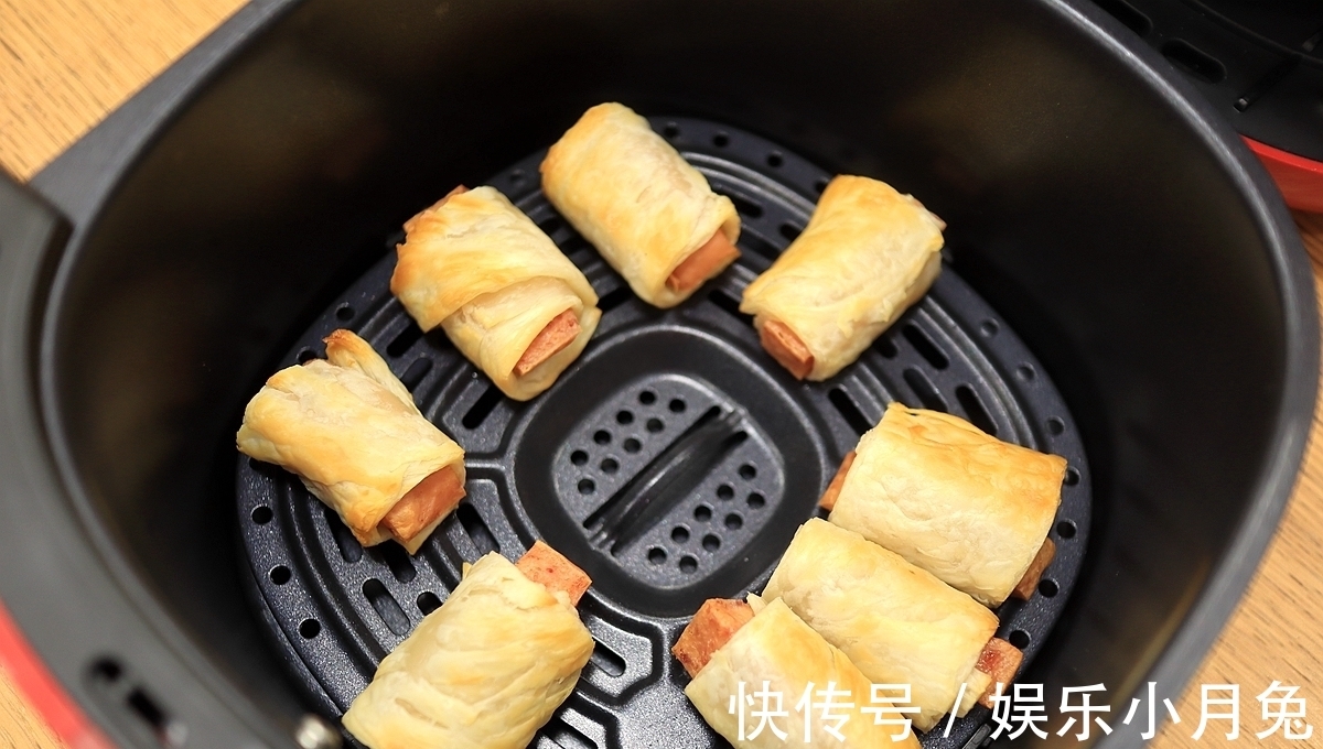 手抓饼|用手抓饼做的午餐肉酥皮卷,8分钟出锅酥嫩嫩,省事又好吃