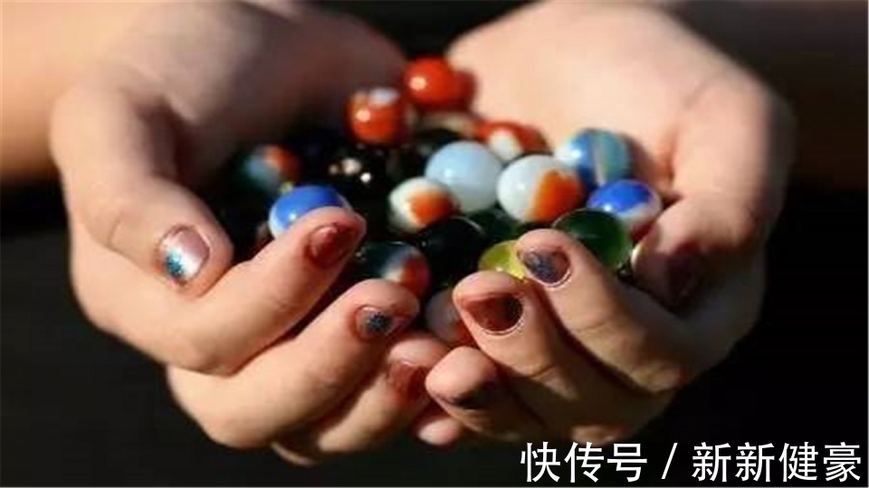 夜深人静时，为何会听见楼上玻璃珠掉落明明楼上没有住户！