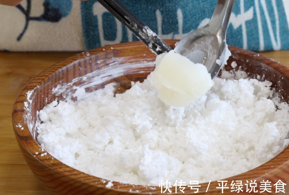 做水晶鲜虾包时,切记不要直接和面,多加这一步,面皮不裂还筋道