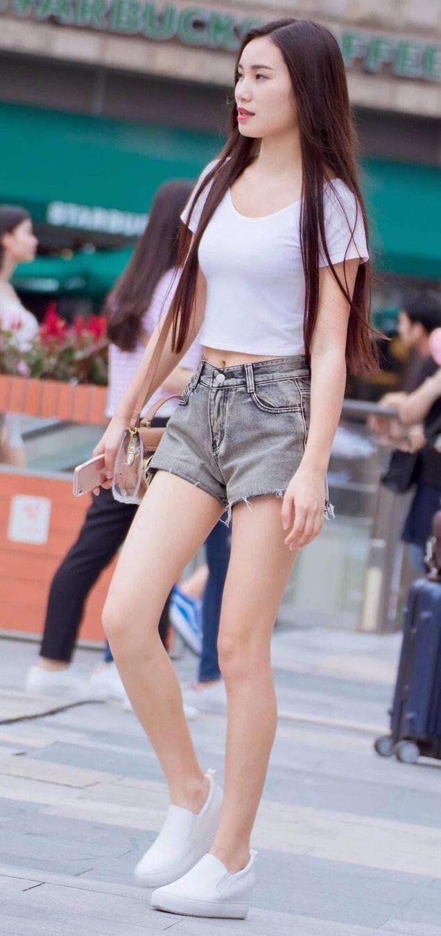 美女|短袖t恤简单的搭配 ,小姐姐一头酒红色的长发,也很有青春范儿