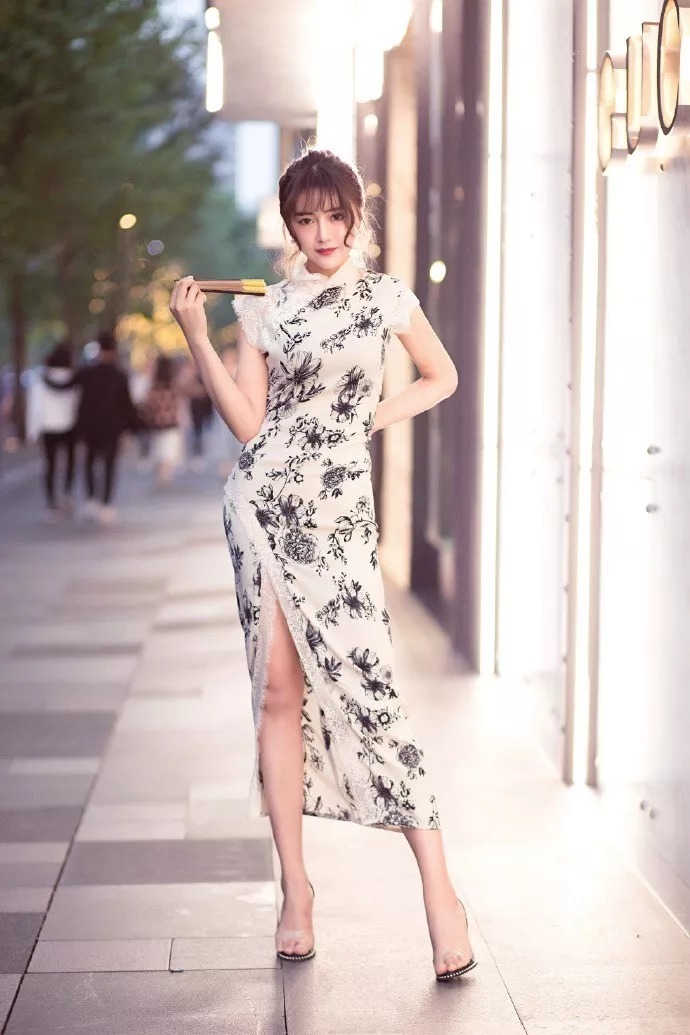 街拍:高跟鞋优雅时尚,女生穿上去更有女人味