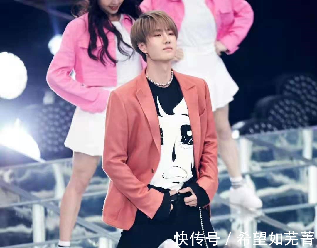 2022开年不顺,脸肿发胖致脱粉还有“眯眯眼”动作,王一博怎么了