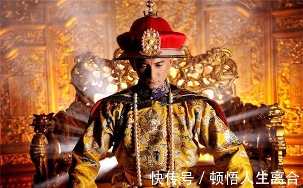 康熙&雍正一岁抓周,用毛笔胡乱写了个字,康熙看后脸色大变,最后成真