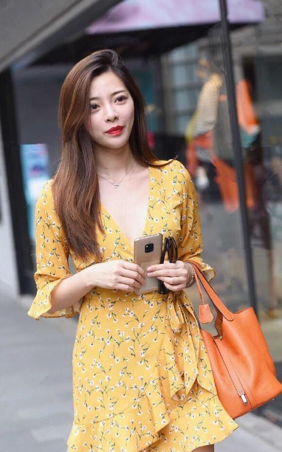 黄色碎花连衣裙搭配高跟鞋, 知性女人的可爱俏皮, 怎么看都别扭
