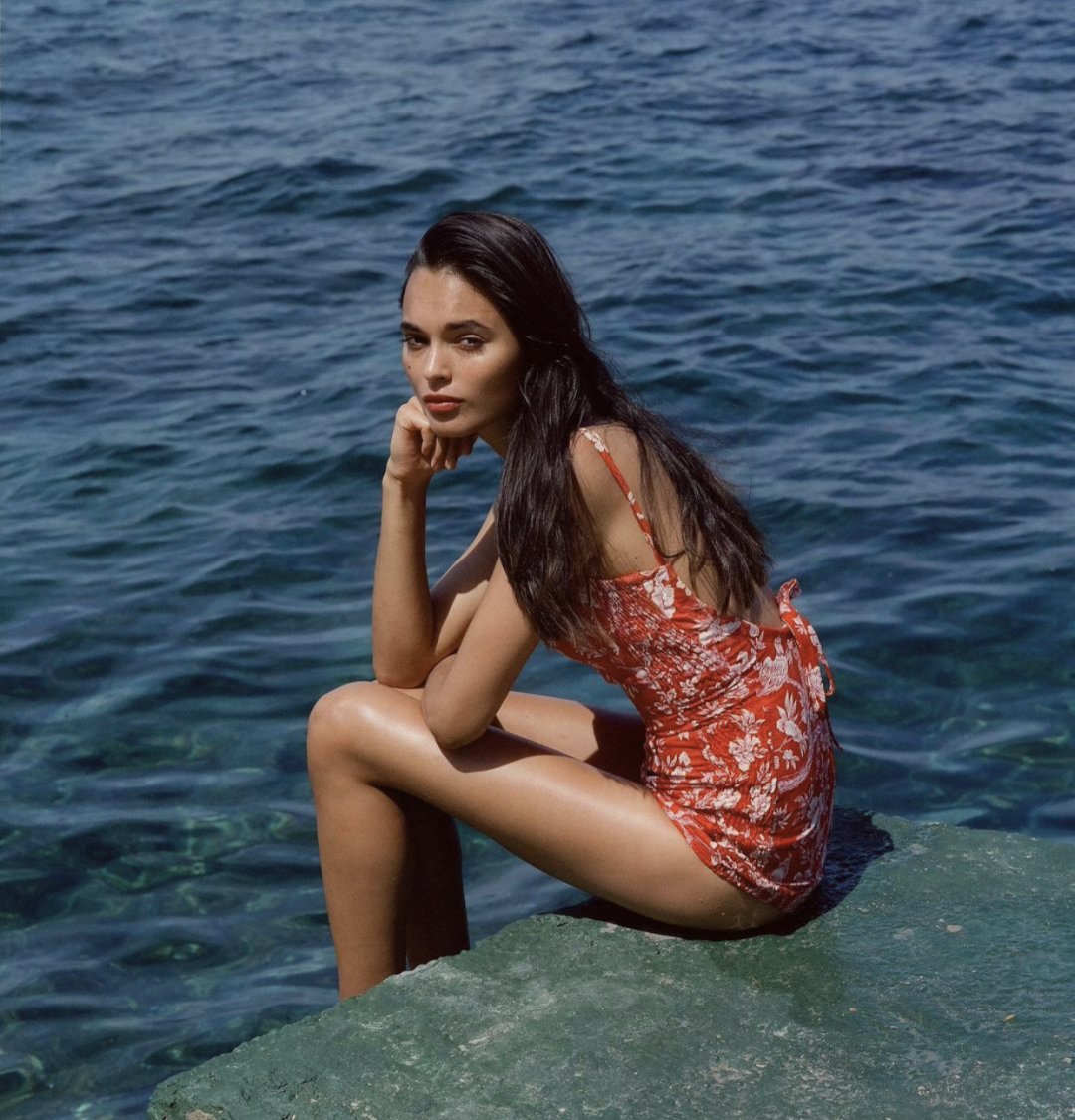 美姐|比黑白还配的颜色，大概只有它了……