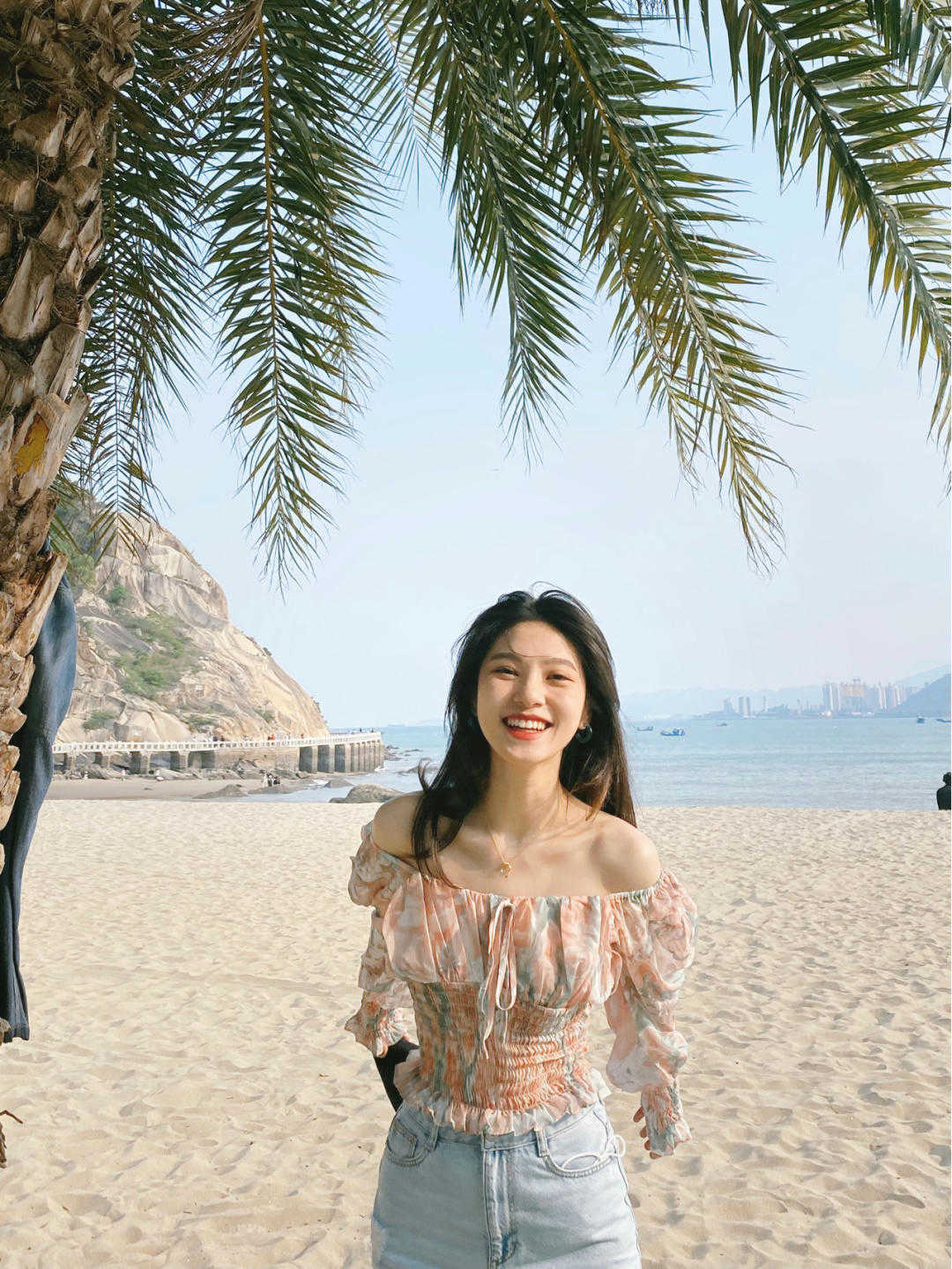 海滩|夏季,去海滩怎么穿才时髦?穿一字肩+牛仔裤高级优雅,清爽大气