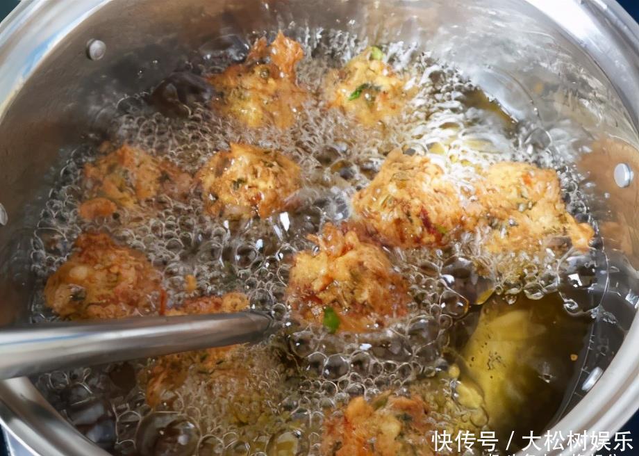 1根胡萝卜1把香菜,一揉一炸做丸子,香酥脆好吃,不放肉也香