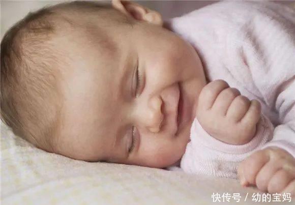 宝宝睡觉时为啥会偷偷笑？新生儿的小秘密，你知道几个？