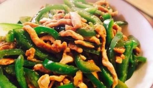 美食|美食优选：青椒蒜苗炒腊肉，红烧豆腐，青椒肉丝，凉拌爽口洋葱丝