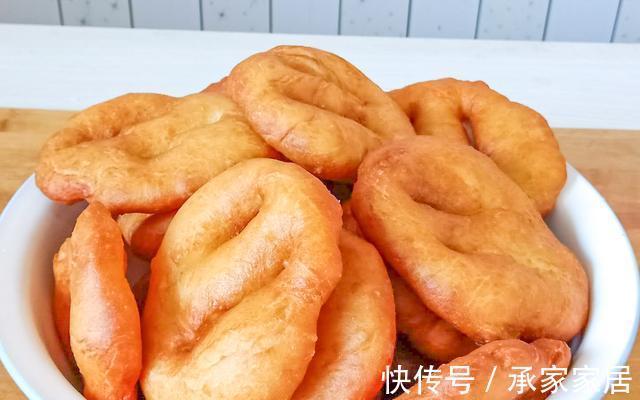 配方|我家祖传三代做油饼配方，好吃又松软，放半个月都不硬，太香了