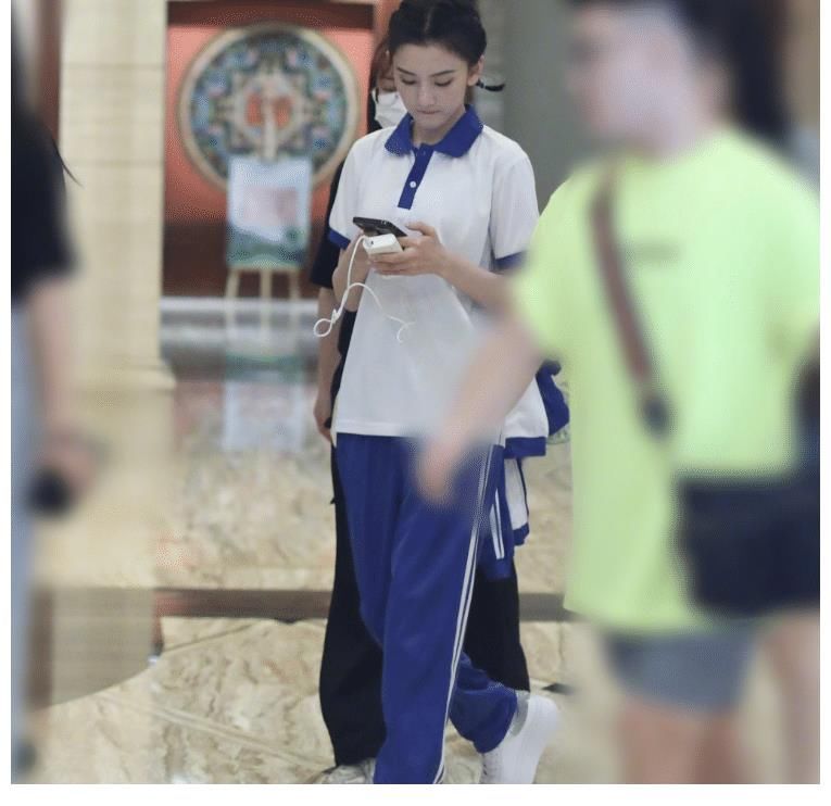 美颜|刘耀文上《萌探》，校服一穿成校园剧男主，与小宋同框美颜暴击！