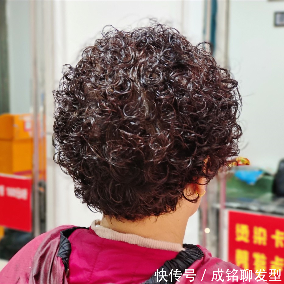 洋气|适合五六十岁女人的抱团卷,时髦洋气又显发量,好打理又显年轻