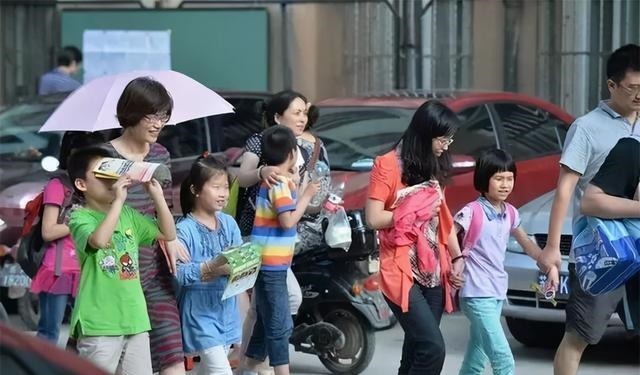 接娃|这种妈妈接娃放学,影响自己形象不说还很伤孩子的自尊,愿你不是