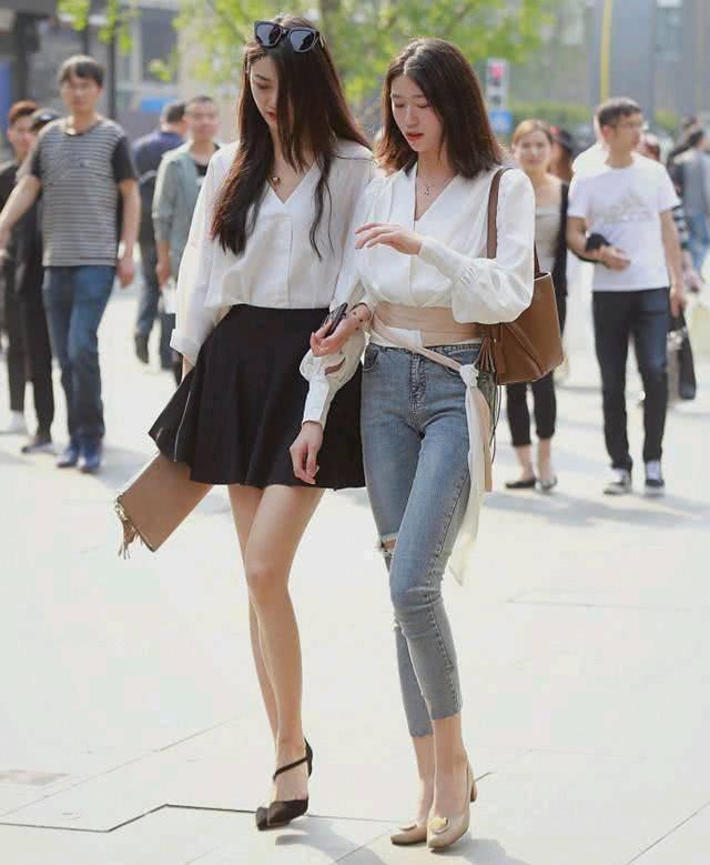 高跟鞋 清新秀美的小姐姐,牛仔裤搭配简洁的背心,很显窈窕好身姿