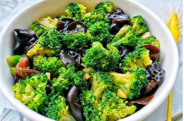 凉拌木耳西兰花|它是“清肠第一菜”，坚持每天吃一盘，刮油甩赘肉，一周瘦5斤