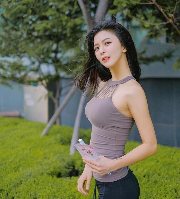 街拍:小姐姐身穿高龄毛衣,外搭配蓝色外套,时尚又减龄