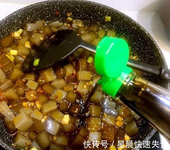 炒凉粉|天热适合吃凉粉,Q弹又爽口,辣辣的太好吃!