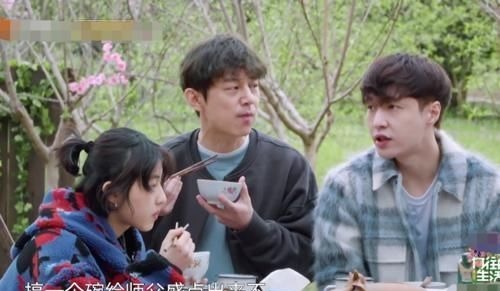黃磊在大家吃飯時(shí)去洗澡,張藝興隨后做法太暖了,難怪師父疼他!