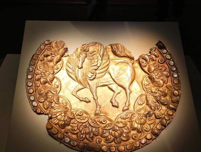 飞马|这件精美的唐代錾刻团窠飞马纹金饰片是做什么用的求解答