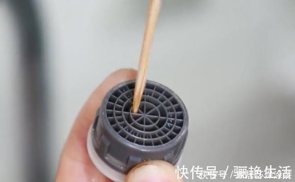 牙签|水龙头上放一根牙签，作用真是太厉害了，解决家家户户的大难题