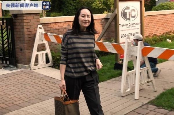 搭配|孟晚舟3穿旧衣现身,同款条纹衫叠穿风格大变,搭瘦腿裤露出脚镣