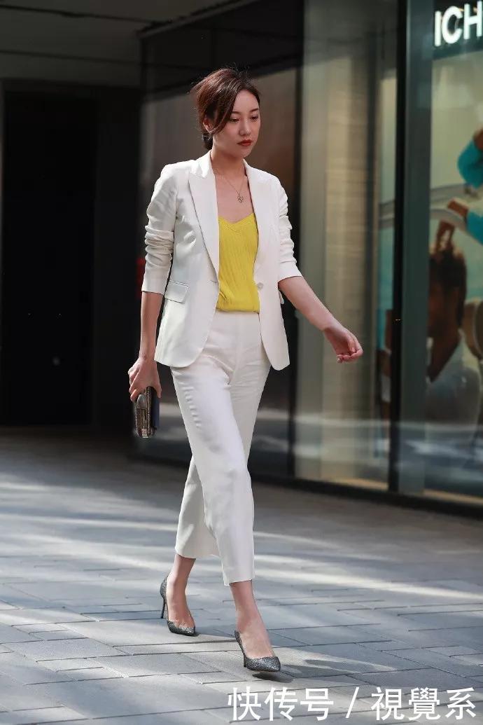 小姐姐脚上穿搭上一双尖头的黑色高跟鞋,走在路上就是一道风景