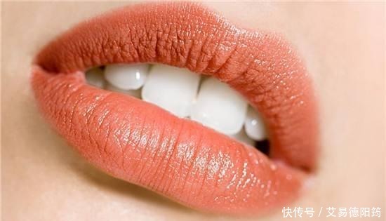 涂口红前需要先涂润唇膏吗？多数人都搞错了，难怪唇色悄悄变深了