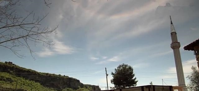 月球离太阳不远,却是一片漆黑,地球环境为啥这么明亮?