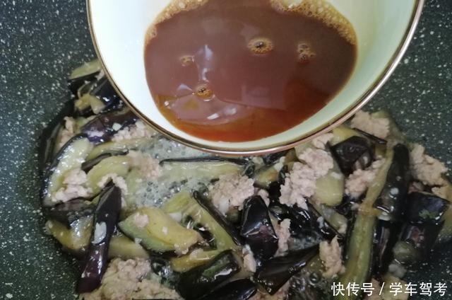 炒茄子时，多加1步，茄子不吃油不发黑，怎么炒都好吃