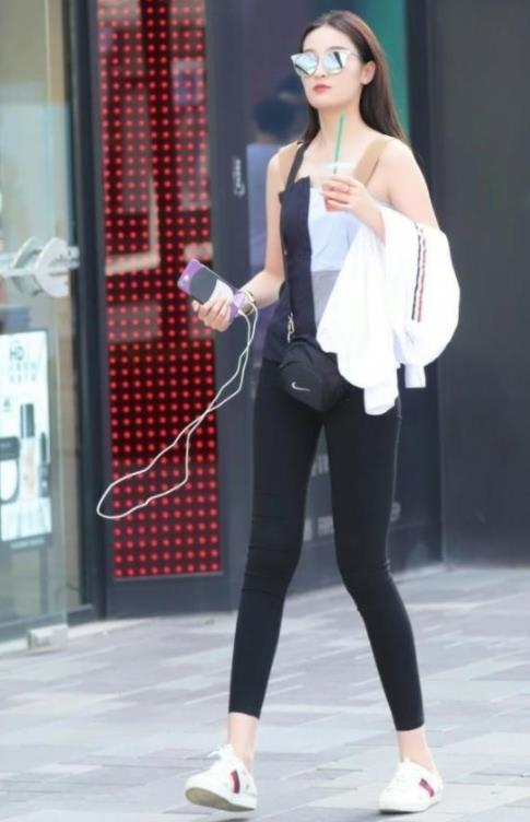 街拍：小美女一身白色搭配，手挎玫红色包包，十分吸睛