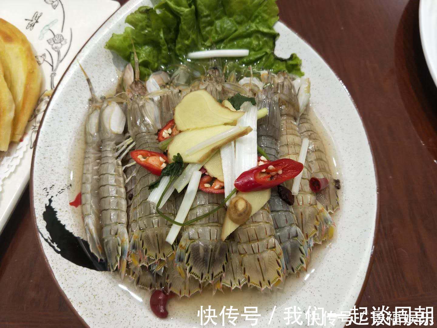 中午请老丈人一家吃饭，8个人花了1500元，老丈人太破费了