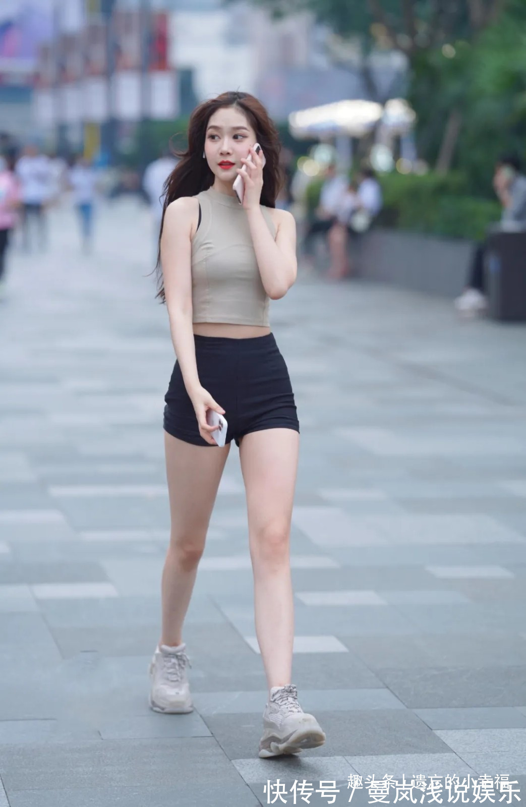 女生 短款挂脖上衣,搭配同款潮裤,时尚青春魅力十足