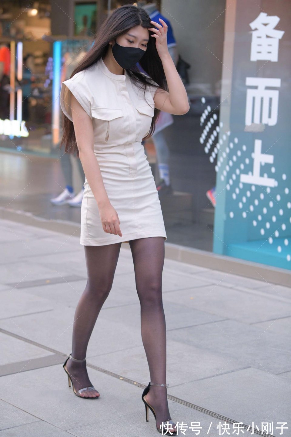 长袜|小姐姐身穿白色连衣裙,搭配黑色长袜和高跟鞋,很显时尚感