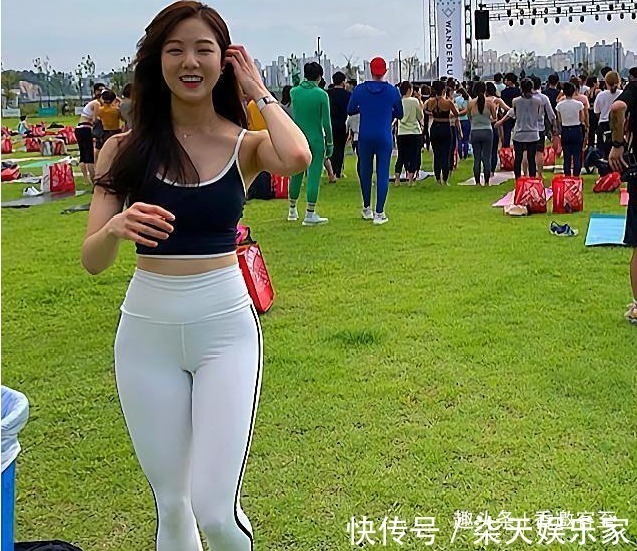 草地 “无痕裤”姑娘,蹲在草地上的一瞬间,大腿的确很耐看