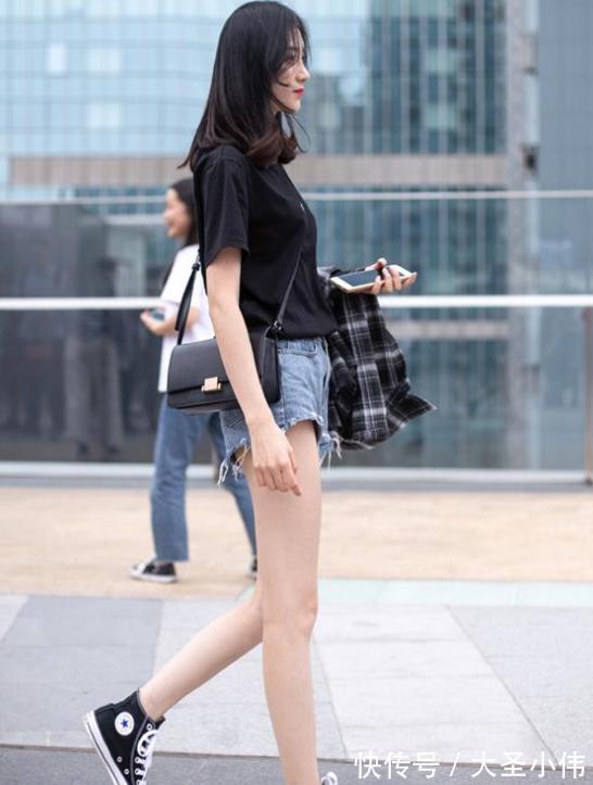 街拍|美女街拍:牛仔热裤搭配黑色T恤,时尚又经典,尽显迷人大长腿