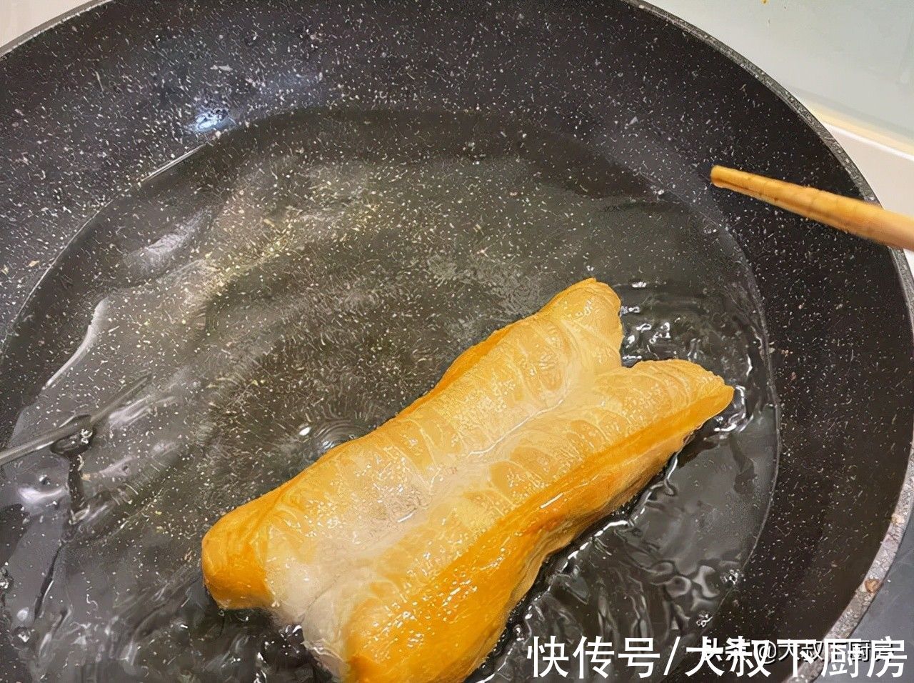 早餐必备！大叔教你自制油条，酥脆爽口，简单易学，随意搭配