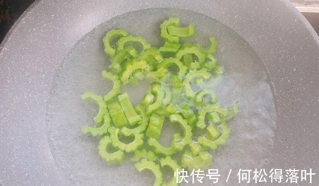 炒制|苦瓜跟鸡蛋一起炒，不苦还下饭，营养又美味！