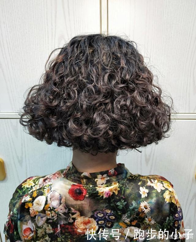 烫发|60岁头发少怎么烫发减龄又显发量多试试棕色小卷发,时髦又养眼